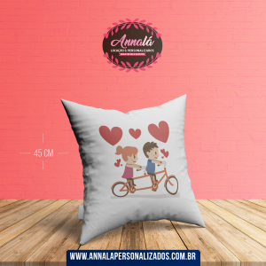 Almofada quadrada 45×45 –  dia dos namorados – casal na bicicleta